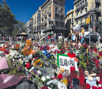 Flores y velas como tributos a las víctimas del doble atentado en La Rambla de Barcelona. (Fuente: AFP) (Fuente: AFP) (Fuente: AFP)