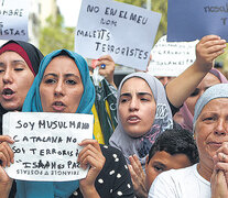 Mujeres musulmanas residentes de Barcelona se manifiestan en contra de la estigmatización. (Fuente: AFP) (Fuente: AFP) (Fuente: AFP)
