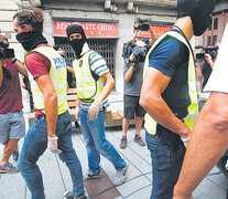 Policías catalanes salen de un edificio en Ripoll después de un allanamiento por los atentados del jueves. (Fuente: AFP) (Fuente: AFP) (Fuente: AFP)
