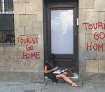 Pintada independentista en Barcelona en contra de los turistas.