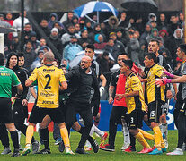 El Tribunal de Disciplina todavía no sancionó al jugador de Riestra que inició la invasión. (Fuente: Télam) (Fuente: Télam) (Fuente: Télam)