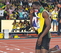 Usain Bolt de rodillas después de su derrota. “Es una pena que no haya podido ganar”, dijo. (Fuente: AFP) (Fuente: AFP) (Fuente: AFP)