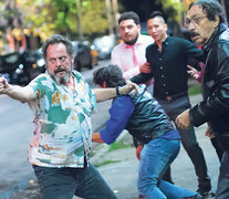 En la historia convergen los caminos de un joven gallero recién llegado del interior y un capomafia en su ocaso.