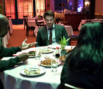 En su primera escena juntos, en un restaurant chino, los cuatro actores disipan las dudas con una notable química.