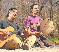 Aguirre y González defienden sus canciones todos los fines de semana en peñas, patios y encuentros.