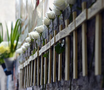 Rosas blancas en las cruces que recordaron a cada una de las personas fallecidas. (Fuente: Andres Macera) (Fuente: Andres Macera) (Fuente: Andres Macera)