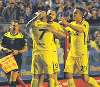 Pavón, de espaldas, recibe el abrazo de Benedetto por su gol, mientras Jara se suma al festejo. (Fuente: Julio Martín Mancini) (Fuente: Julio Martín Mancini) (Fuente: Julio Martín Mancini)