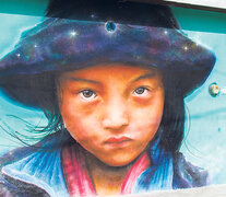 El arte callejero, en especial sus tantos murales realistas, le da al pueblo una atmósfera bohemia y colorida.