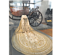 La cola del vestido de novia de Sissi, en el sector de los carruajes de Schonnbrunn.