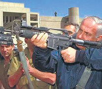 Netanhayu prueba una de las armas que Israel ofrece a la Argentina. (Fuente: Fuerzas de Defensa de Israel) (Fuente: Fuerzas de Defensa de Israel) (Fuente: Fuerzas de Defensa de Israel)