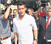 Alexis Zárate se retira de una de las audiencias del juicio por violación en el que fue acusado.