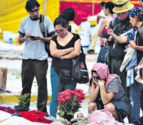 Entre los escombros, los homenajes a las víctimas del terremoto. (Fuente: AFP) (Fuente: AFP) (Fuente: AFP)