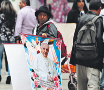 Una mujer vende afiches con la cara del Papa ayer cerca de la catedral de Bogotá. (Fuente: EFE) (Fuente: EFE) (Fuente: EFE)