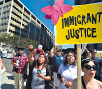 Protesta en Los Angeles en contra de la cancelación del programa migratorio para “soñadores”.