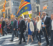 Dirigentes del gobierno catalán encabezan una marcha en favor de los alcaldes independentistas.