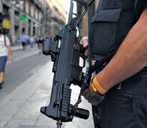 Un Mosso d’Esquadra vigila en una esquina de la ciudad catalana de Barcelona. (Fuente: AFP) (Fuente: AFP) (Fuente: AFP)