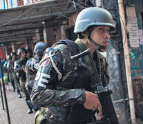 Policías brasileños toman parte de un operativo conjunto con el ejército en la Rocinha.