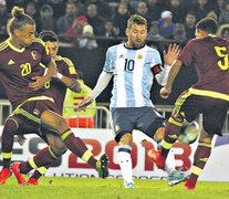 Messi intenta pasar entre Figuera y Fletscher. El capitán fue de lo mejorcito de Argentina. (Fuente: Alejandro Leiva) (Fuente: Alejandro Leiva) (Fuente: Alejandro Leiva)