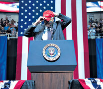 Donald Trump se acomoda una gorra durante un acto proselitista en Huntsville, Alabama. (Fuente: AFP) (Fuente: AFP) (Fuente: AFP)