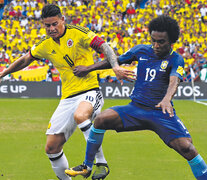 El colombiano James Rodríguez lucha por la pelota con el brasileño William.