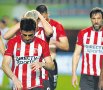 Los jugadores de Estudiantes buscan el refugio del vestuario. (Fuente: Fotobaires) (Fuente: Fotobaires) (Fuente: Fotobaires)