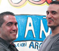 Diego Cabarcos y Martín Aranedo, agitadores del colectivo Cartón. (Fuente: Jorge Larrosa) (Fuente: Jorge Larrosa) (Fuente: Jorge Larrosa)