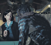 La bella y la bestia: Sally Hawkins y su monstruo en The Shape of Water, de Guillermo del Toro.