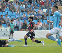 Gudiño festeja la apertura del marcador en cancha de Temperley. (Fuente: DyN) (Fuente: DyN) (Fuente: DyN)