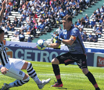 El arquero Bértoli se queda con la pelota. (Fuente: Télam) (Fuente: Télam) (Fuente: Télam)