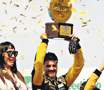 Emiliano Spataro levanta el trofeo tras su victoria en el autódromo de Rafaela. (Fuente: Prensa TC) (Fuente: Prensa TC) (Fuente: Prensa TC)