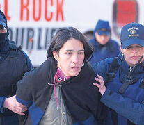 Romina Jones Huala en el momento de su detención en San Carlos de Bariloche. (Fuente: Alejandra Bartoliche) (Fuente: Alejandra Bartoliche) (Fuente: Alejandra Bartoliche)