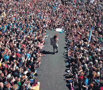 Cristina Kirchner convocó a miles de simpatizantes en un acto en Mar del Plata.