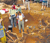 Integrantes del Equipo Argentino de Antropología Forense trabajando en la fosa común tucumana Pozo de Vargas.