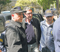 Aníbal Prina, rodeado de policías, tras su detención. (Fuente: Télam) (Fuente: Télam) (Fuente: Télam)