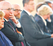 Merkel junto a congresistas de diferentes partidos, en el funeral de un político conservador ayer en Berlín. (Fuente: EFE) (Fuente: EFE) (Fuente: EFE)