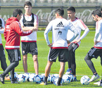 Gallardo habla con los jugadores en la práctica. (Fuente: Fotobaires) (Fuente: Fotobaires) (Fuente: Fotobaires)