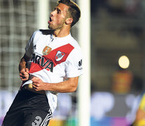 El uruguayo Saracchi grita su gol, el primero desde que el lateral está en River.