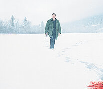 En el film, el rojo de la sangre se destaca como una explosión sobre la claridad del paisaje nevado.