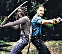 Michonne y el sheriff Rick Grimes, espalda contra espalda para combatir a Negan y su bate con púas.