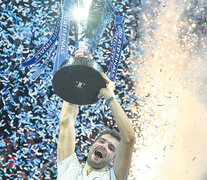 Grigor Dimitrov, número tres del mundo, levanta su premio en Londres.