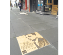 Placa de bronce en homenaje a Alan Turing en el Rainbow Walk of Fame. (Fuente: Graciela Cutuli) (Fuente: Graciela Cutuli) (Fuente: Graciela Cutuli)