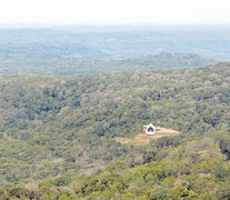 La pequeña capilla contrasta con la inmensidad de la selva que la rodea.