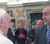 Héctor Daer, uno de los que está en Roma, va por otra foto junto al papa Francisco.