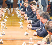 La reunión de los funcionarios del Gobierno con la gobernadora de Tierra del Fuego, empresarios y sindicalistas. (Fuente: Télam) (Fuente: Télam) (Fuente: Télam)