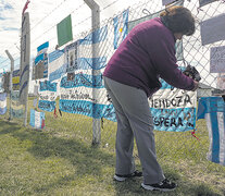 Amigos y familiares concentran su dolor en Mar del Plata. (Fuente: AFP) (Fuente: AFP) (Fuente: AFP)