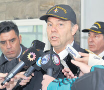 El jefe de la Base Naval de Mar del Plata, en conferencia de prensa, explica detalles del operativo. (Fuente: Télam) (Fuente: Télam) (Fuente: Télam)