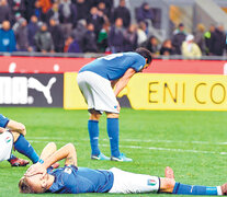 Los jugadores italianos en un fiel reflejo de su frustración. (Fuente: EFE) (Fuente: EFE) (Fuente: EFE)