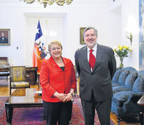 La mandataria socialista recibe en su despacho de La Moneda al candidato Alejandro Guillier.