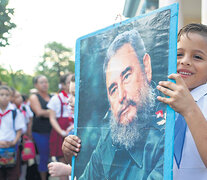 Estudiantes de una escuela primaria en La Habana participan de un homenaje en el aniversario de la muerte de Fidel castro.