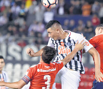 Tacuara Cardozo, autor del 1-0, gana en la altura ante Silva y Tagliafico. (Fuente: AFP) (Fuente: AFP) (Fuente: AFP)